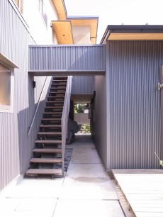 ストリップ階段と通り土間