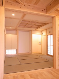 和室。杉の格天井と雪見障子。
