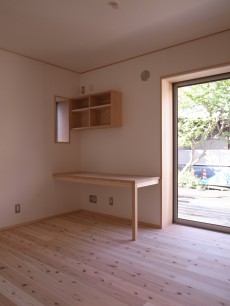 ナラ材の造り付けデスクと本棚