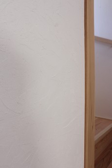 建主様自ら仕上げた味のあるしっくい壁