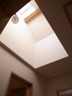 既存建物で使用していたレトロな照明器具をリユース。