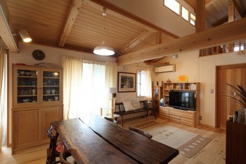 リビング　杉の造り付け家具のTV台と食器棚