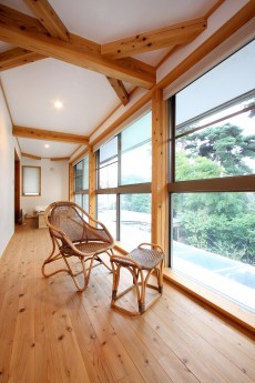 2F廊下。居室の延長となる広い南側広縁。