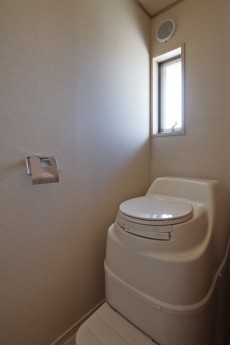 焼杉のエコハウスコンポストトイレ