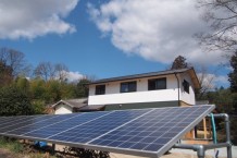 太陽光パネルと温水器と井戸で自給する家