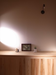 2F玄関。朝日が差し込む明るい玄関。