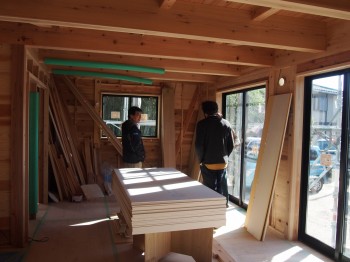 カナダからの天然住宅見学者 カナダからの天然住宅見学者