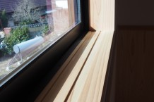 窓枠に敷居のみを準備した