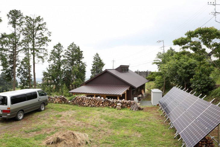 薪ストーブと太陽光パネルのある広場