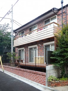 レンガと木製バルコニー