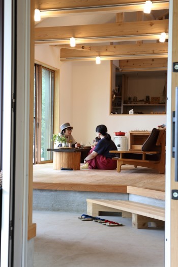玄関土間とリビングは一体的な空間に