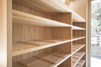 無垢杉の下駄箱の仕切り