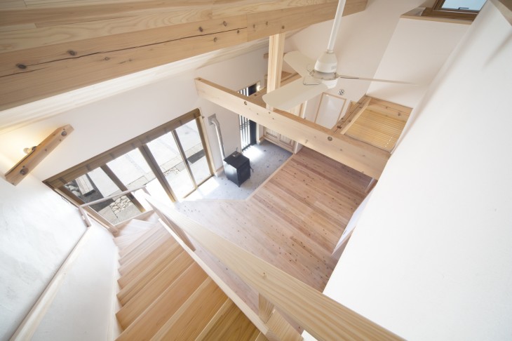 大屋根をかけた吹き抜け空間