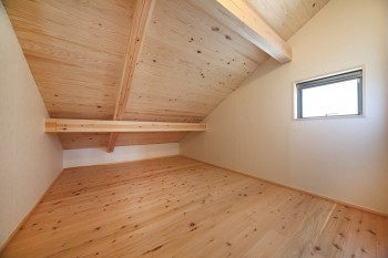 小屋裏を利用した物置