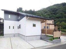 書架とスタディールームのある家