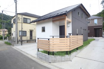 外壁はガルバリウムと漆喰の張り分け