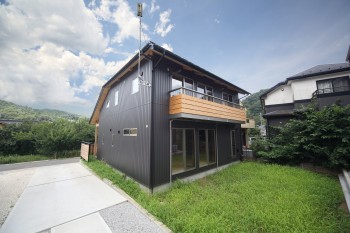 南面はガルバリウム