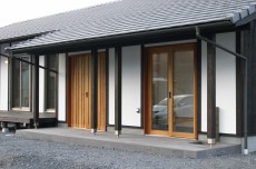 玄関は桜材の木製建具