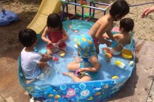 井戸水で水遊び