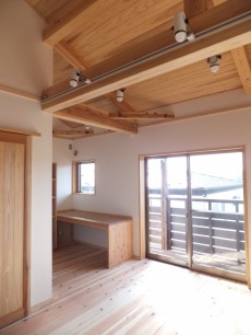 陽の光を取り入れる無垢杉の家 居室 陽の光を取り入れる無垢杉の家 居室