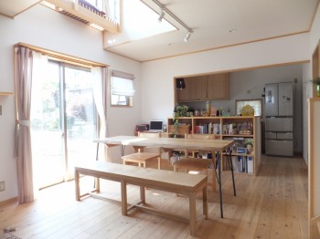 吹き抜けをとったリビングは明るく、庭を眺めながらのんびりと過ごせます。
