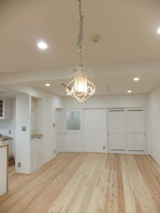 白い家具と無垢材の家　白く塗装した建具