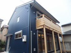 外壁はガルバのインクブルー