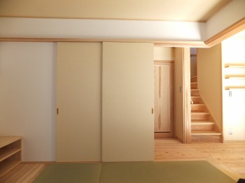 リビングとは建具で仕切れます。