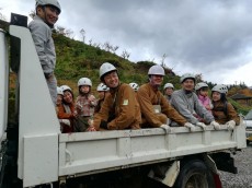 鳴子こけし山の中へ