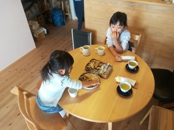 テーブルを囲む テーブルを囲む