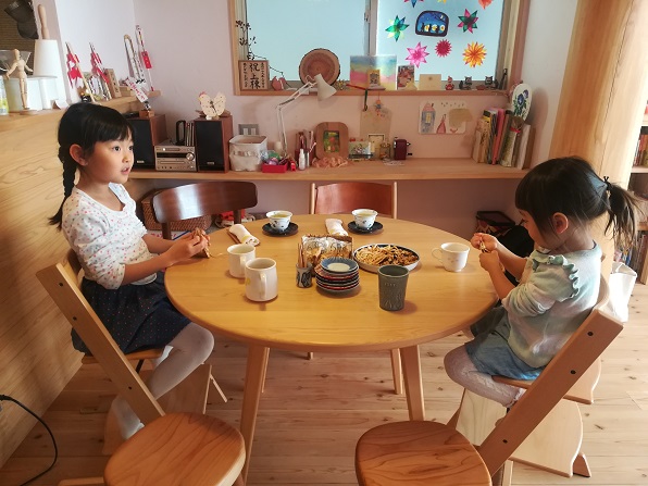 丸テーブルを囲む 丸テーブルを囲む