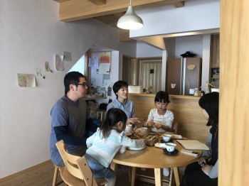 テーブルを囲む テーブルを囲む