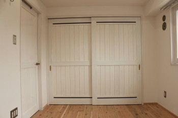 白い家具と無垢材の家　収納建具