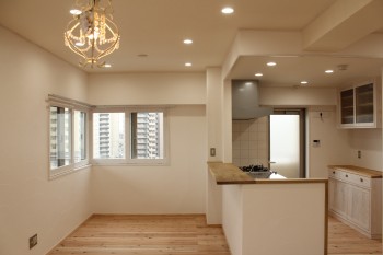 白い家具と無垢材の家　キッチン