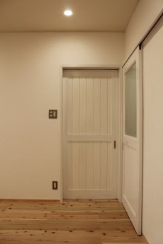 白い家具と無垢材の家　無垢の建具を白く塗装