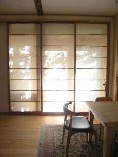 木の葉の影を映す障子
