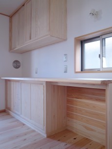 キッチンのバックカウンターは収納力と、使い勝手を考えて製作