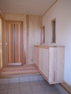 玄関正面の壁は木製にし、建具と調和させました。