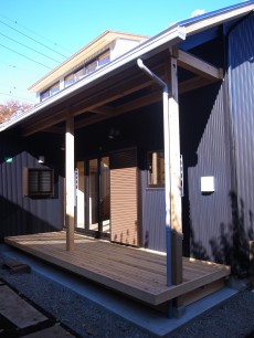 軒の深いウッドデッキ