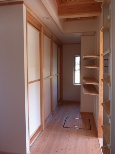 廊下にまとめて大きな収納を作りました。 廊下にまとめて大きな収納を作りました。