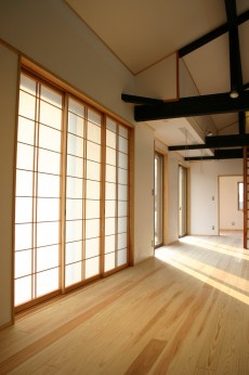 障子としっくいと古色塗装の梁