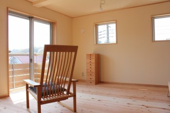 無垢材でつくる9坪ハウス　居室　家具とともに