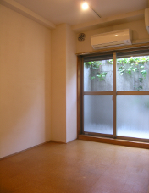 半地下階の部屋