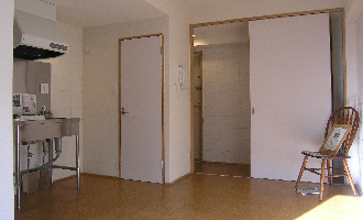 床は天然のコルク二重張り