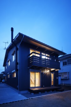ガルバリウムと木製バルコニーの外観