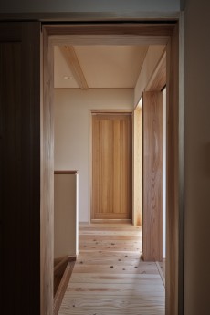 無垢の建具と廊下